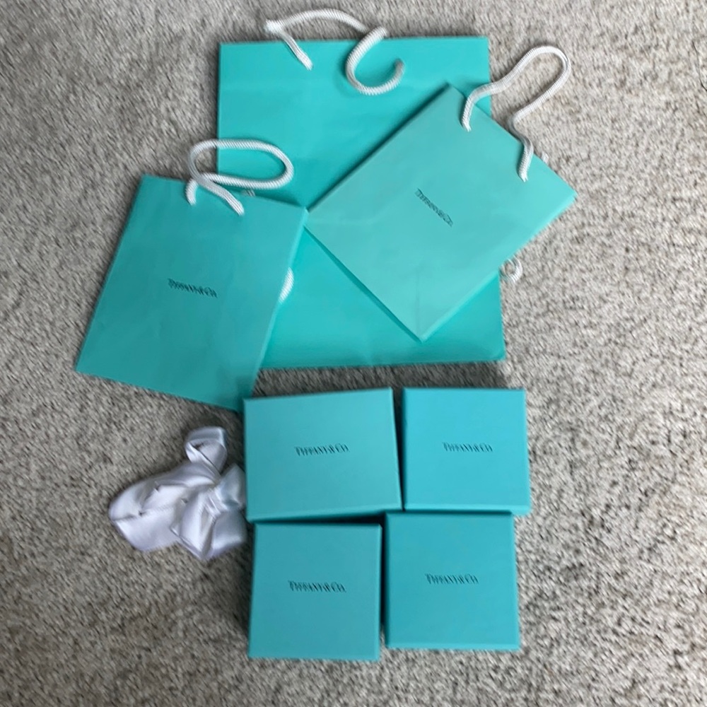 3 Tiffany bags,4 Tiffany boxes,1Bow